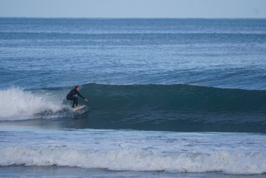 Dominando el surf en aguas frías: consejos esenciales para los valientes