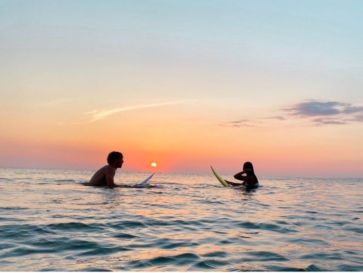 Más que olas: el surf como vínculo de pareja