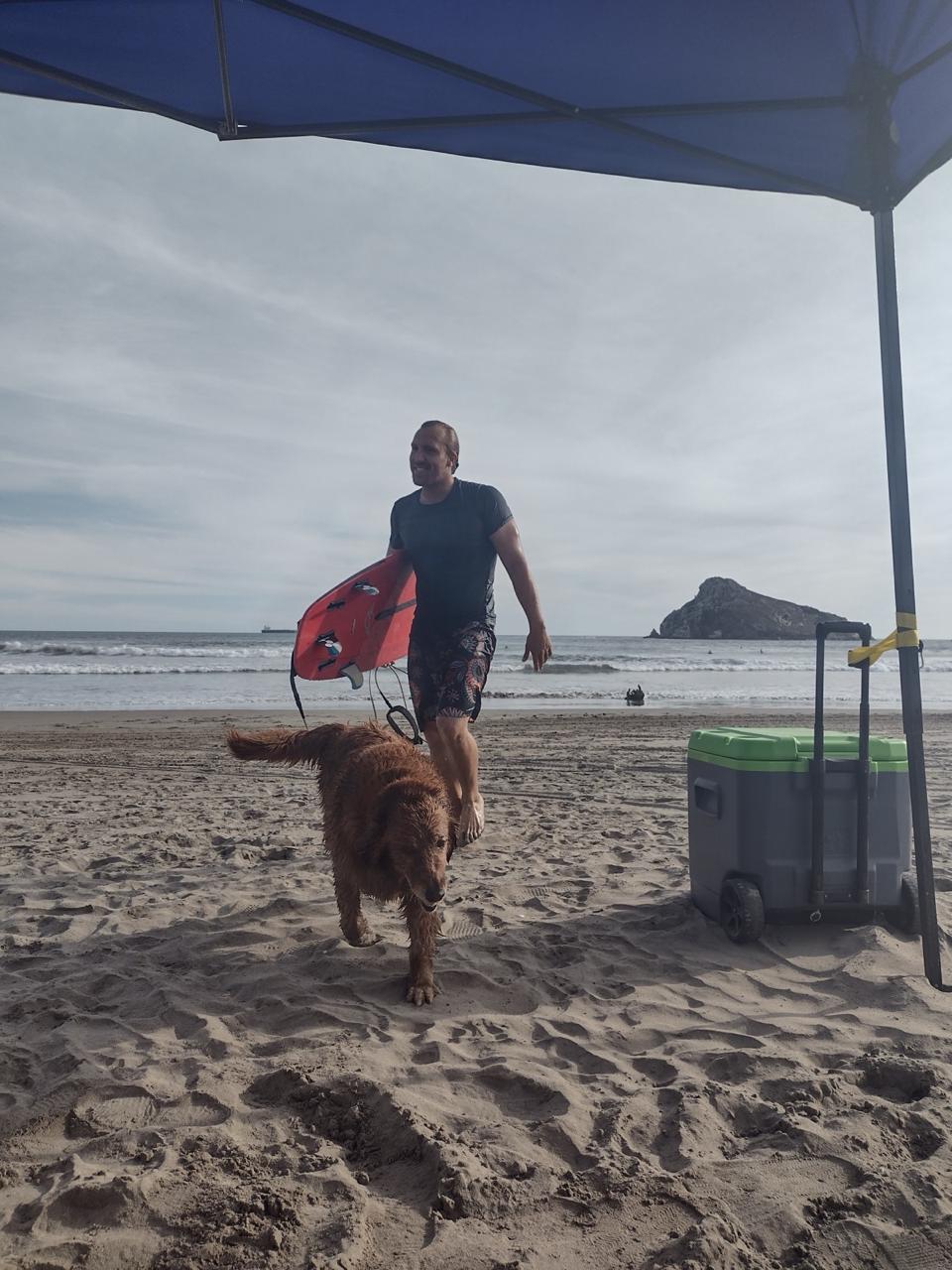 Más leales que tu leash: los perros y el surf van mejor juntos