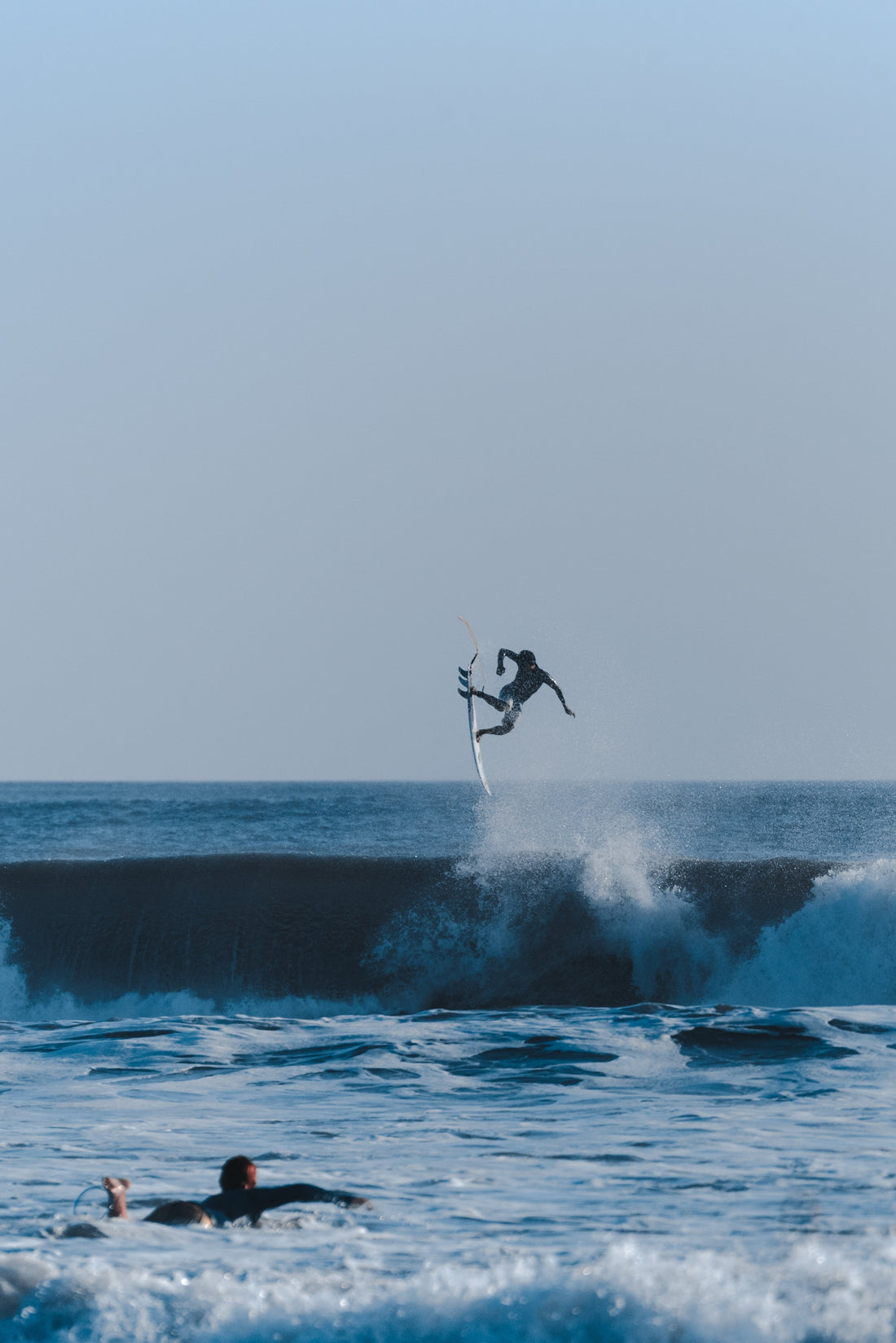 Dominando el arte de surfear en aguas frías: consejos y elementos esenciales
