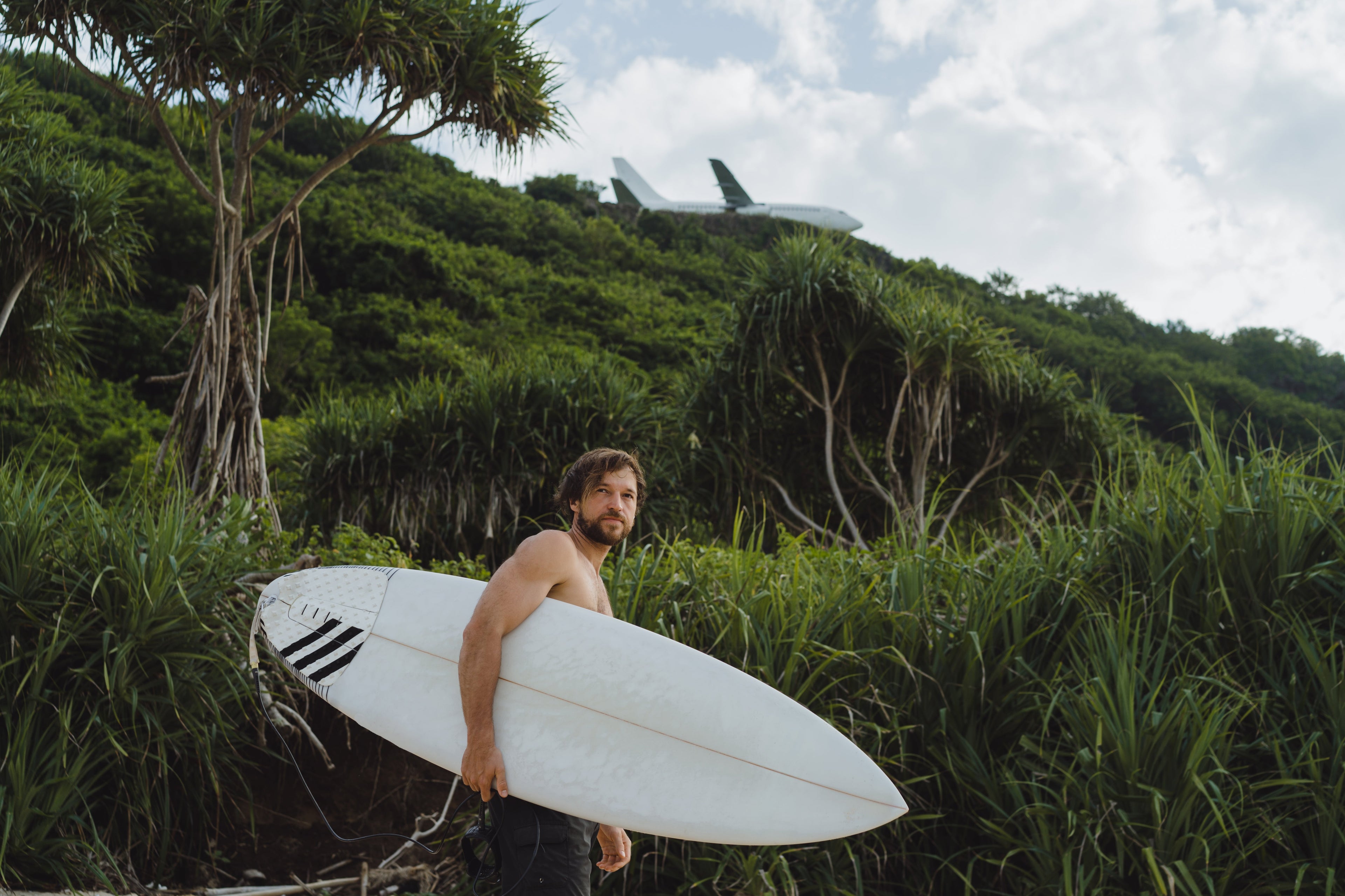 Domina el arte de surfear con bajo presupuesto: consejos y trucos esenciales.