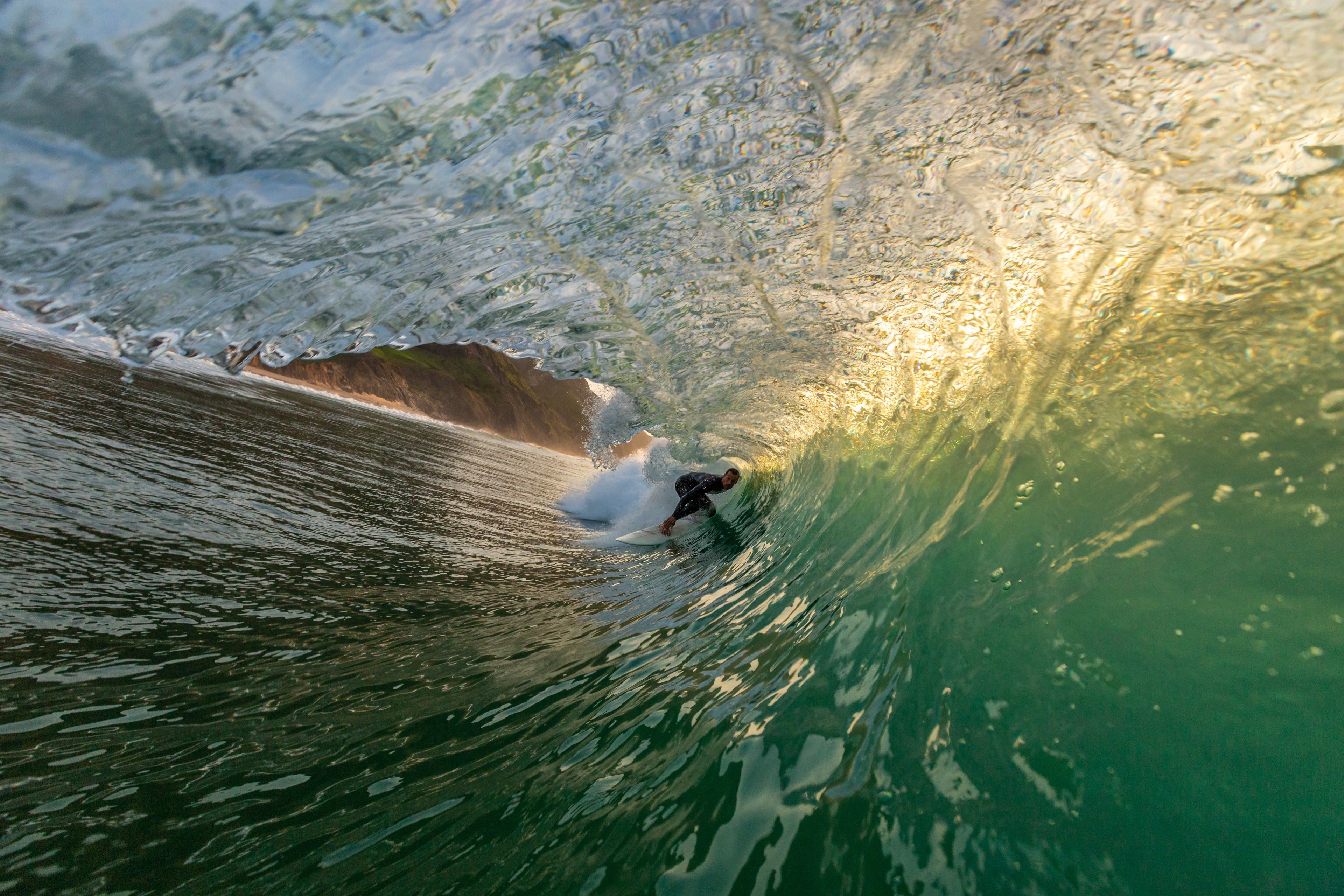 El auge del surf en invierno: cómo aprovechar al máximo la temporada fría